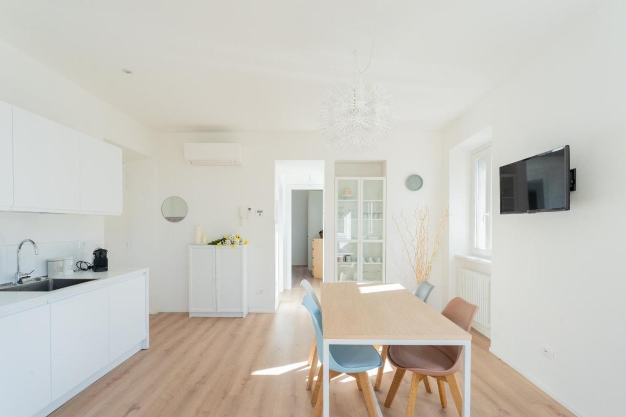 Lovely Corner In The Heart Of The Lake By Rent All Como Bagian luar foto